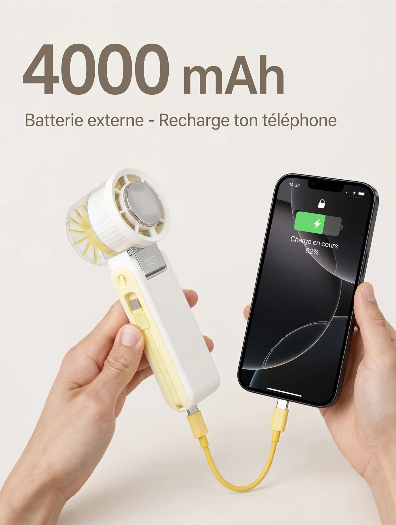 Le mini ventilateur portable SM102 utilisé comme batterie externe (powerbank) avec sa capacité de 4000 mAh pour recharger un smartphone.